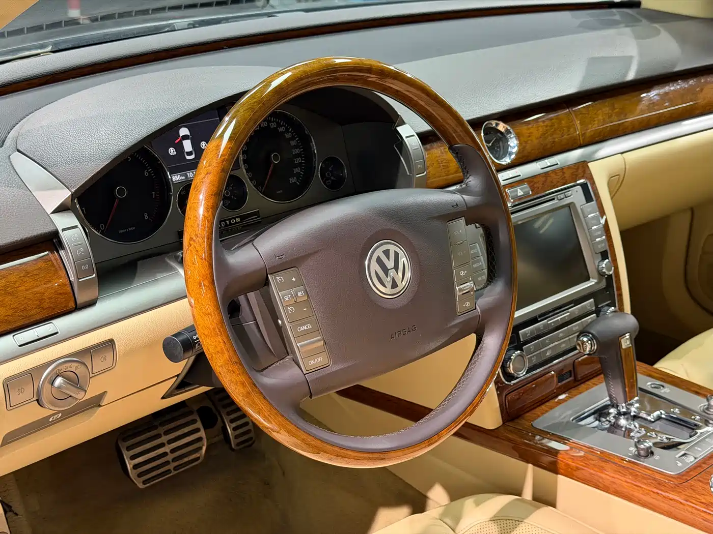 Volkswagen Phaeton 2009 Model 3.6L V6 5-seat Extended Comfort фото 8