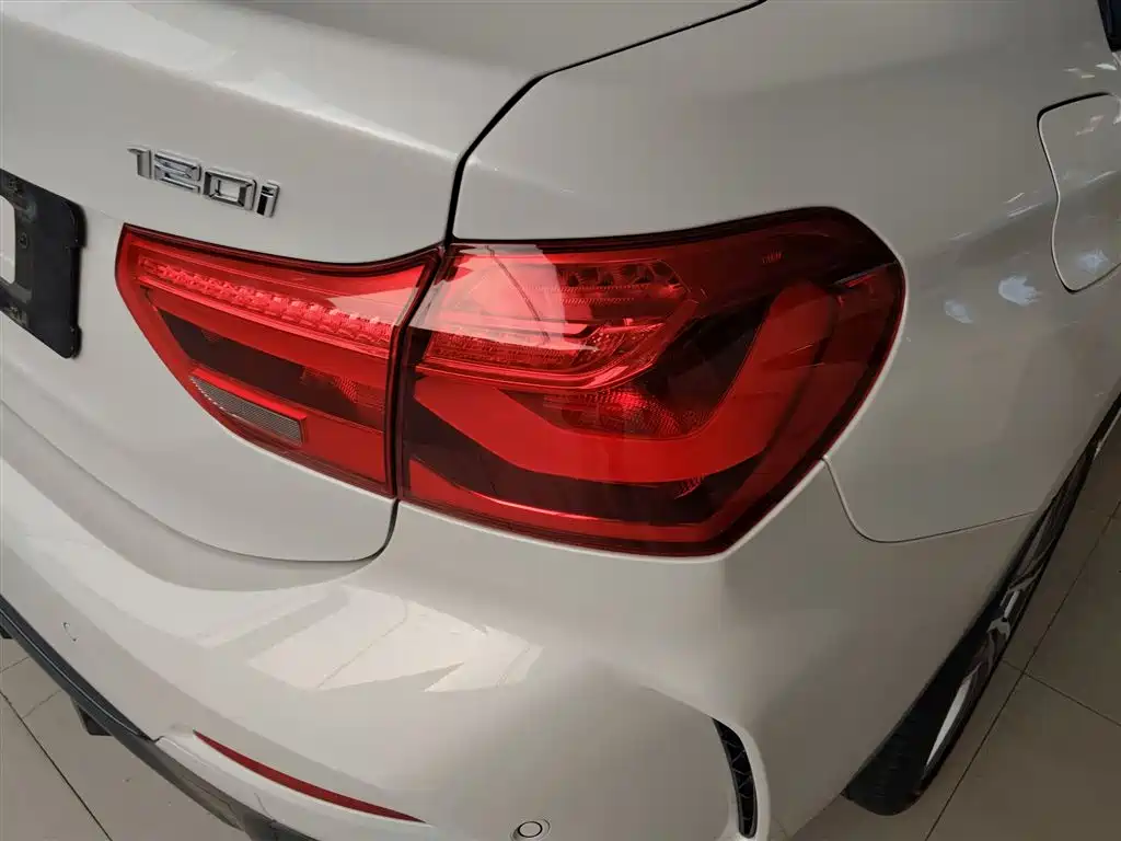 BMW 1 Series 2019 120i Leading M Sport Package фото 24