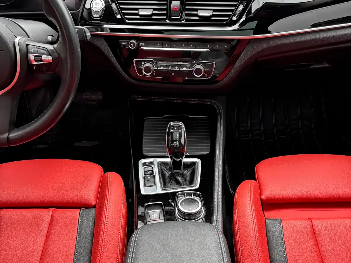 BMW 1 Series 2021 125i M Sport Black Night Edition фото 15