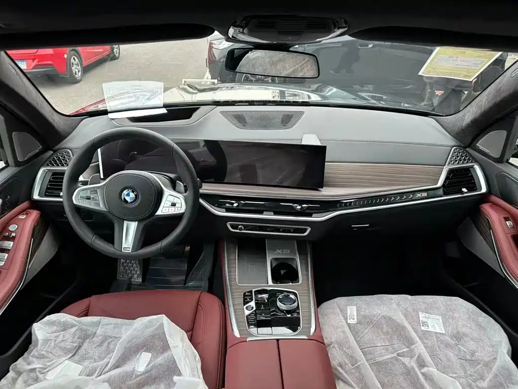 BMW X5 2025 Model xDrive 40Li M Sport Blackout Package фото 8
