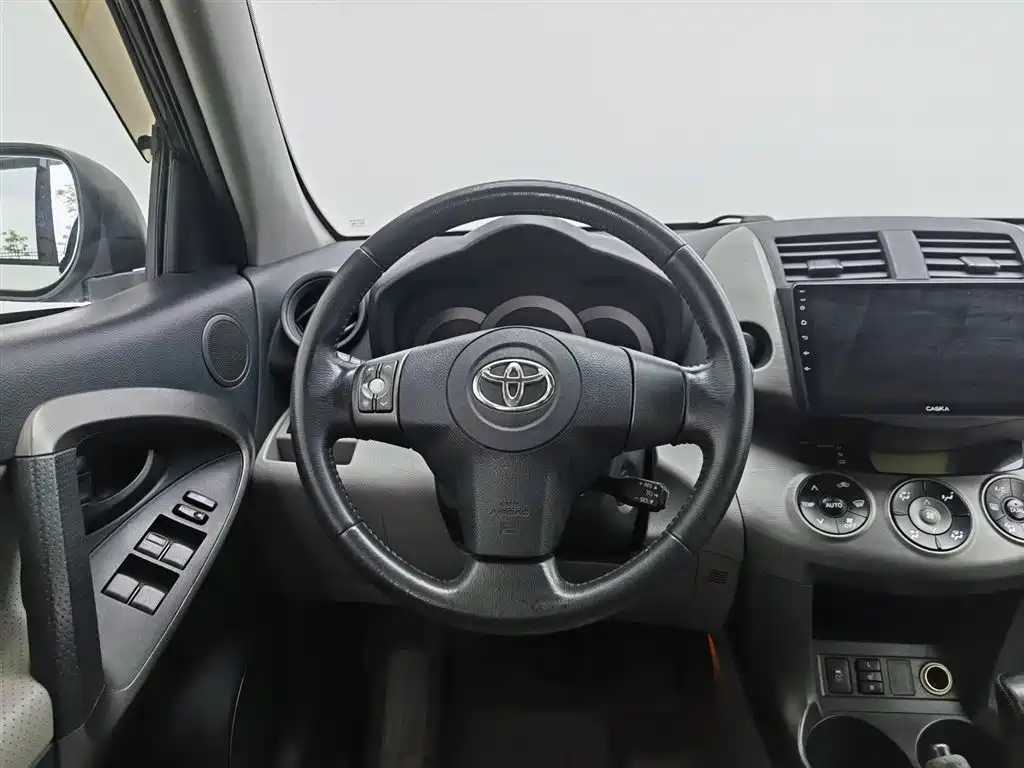 Toyota RAV4 Rongfang 2010 2.0L Automatic Luxury Upgrade Edition фото 11