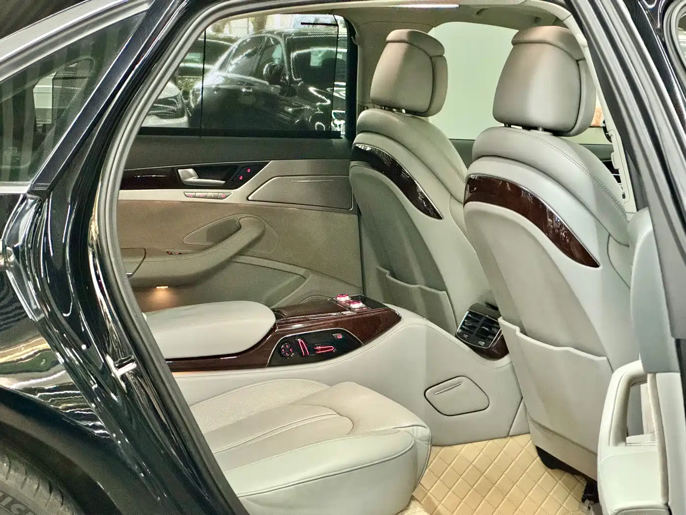 Audi A8 2011 A8L 3.0 TFSI quattro Luxury (245kW) фото 9