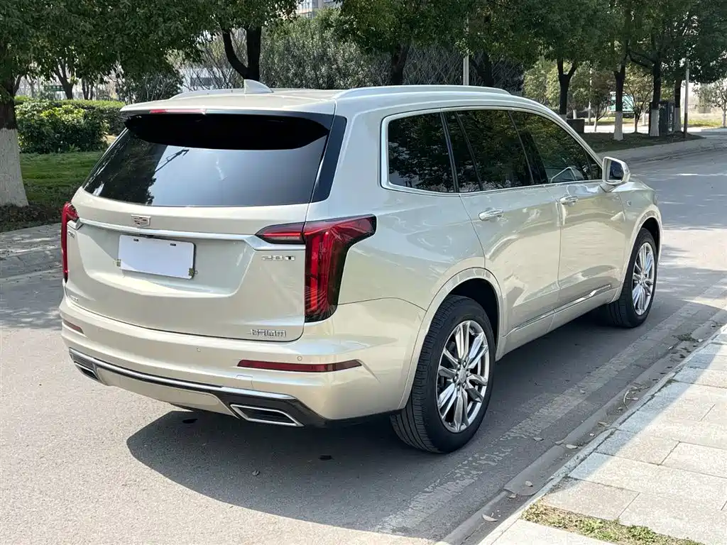 CADILLAC XT6