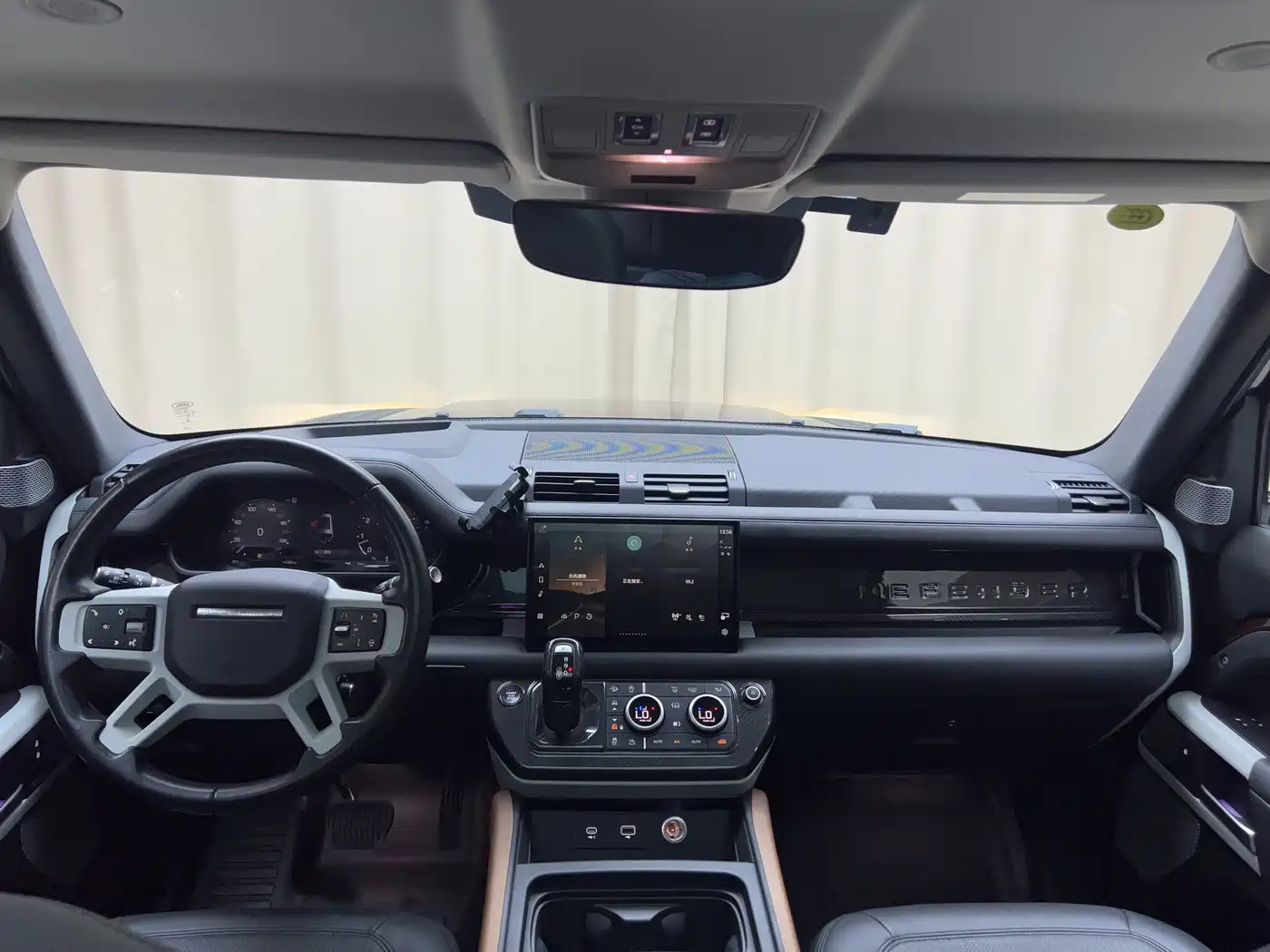 Land Rover Defender 2023 Model Year 130 3.0T P400 HSE фото 12