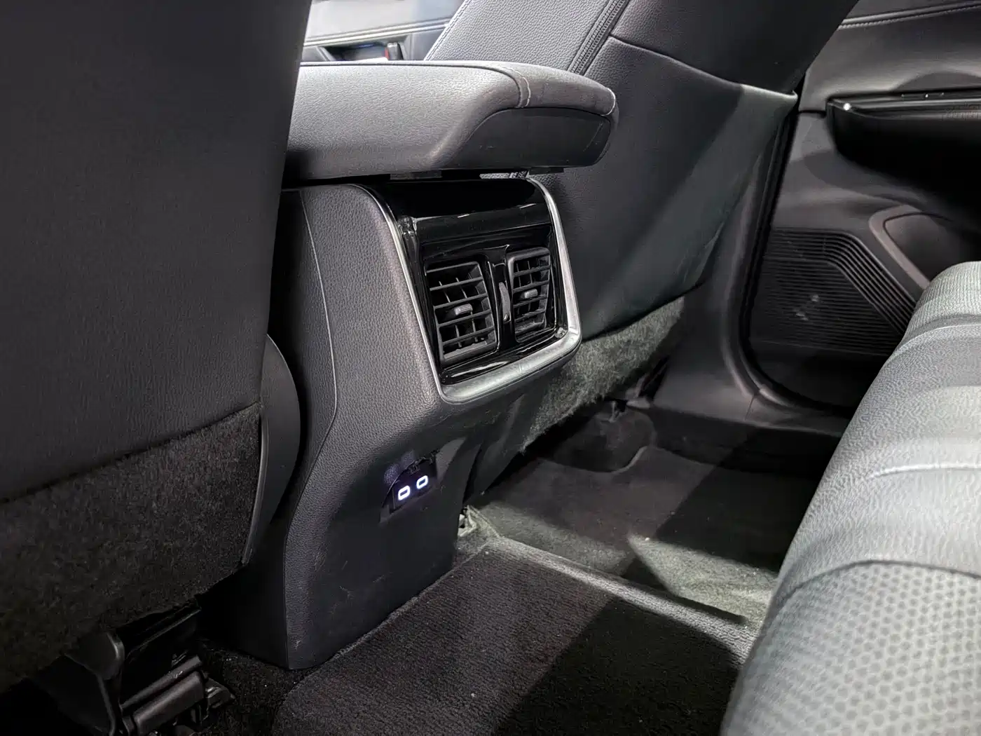 Toyota Venza 2023 2.0L CVT FWD Premium фото 19