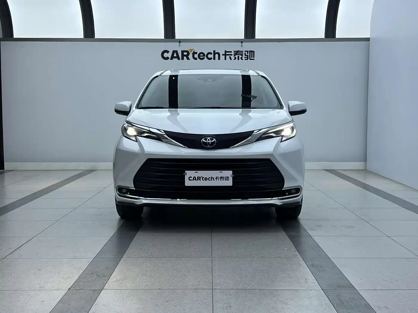 Toyota Sienna 2023 2.5L Hybrid Comfort Edition фото 2