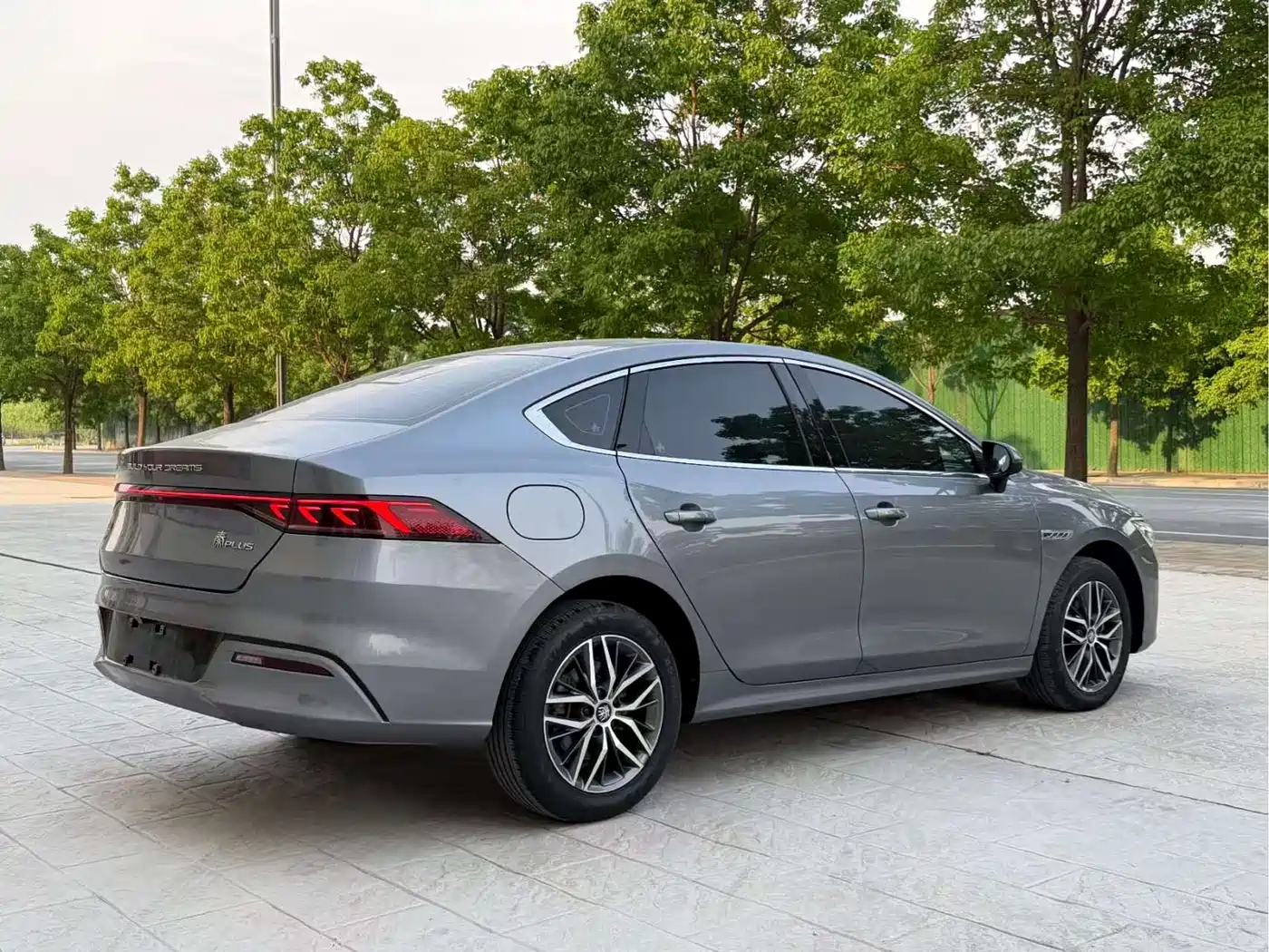 BYD Qin PLUS 2024 Glory Edition DM-i 120KM Leading фото 8