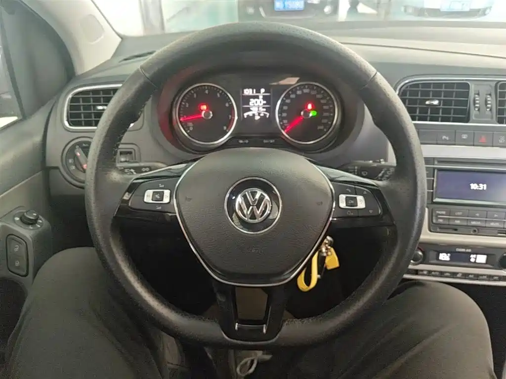 Volkswagen Polo 2016 1.6L Cross Polo Automatic фото 11