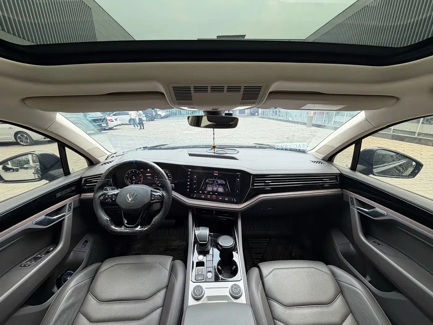 VOLKSWAGEN TOUAREG