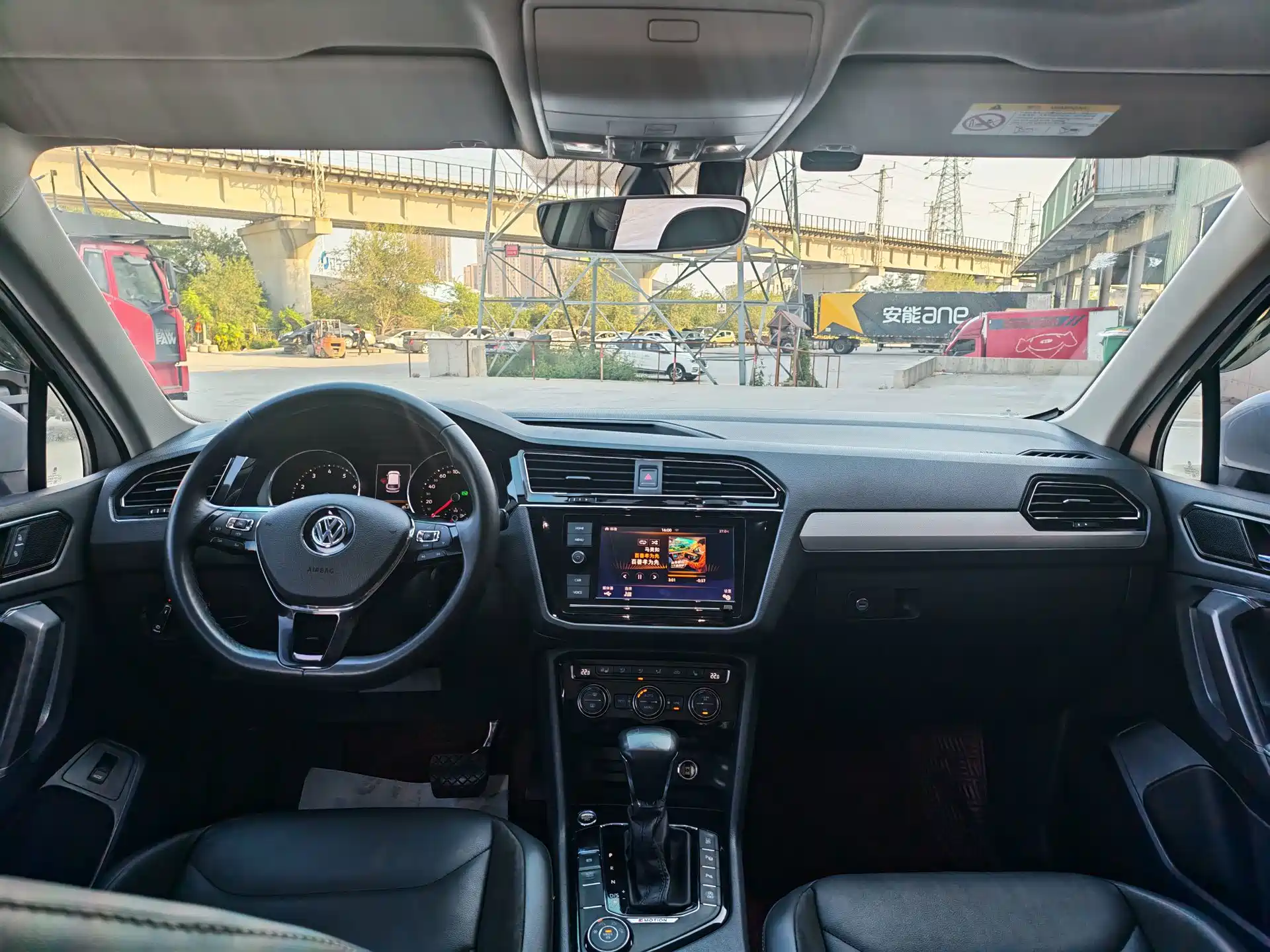 Photo 4 - Volkswagen Tiguan L