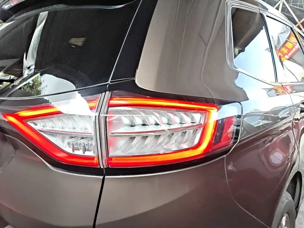 Фото 8 - Ford Edge