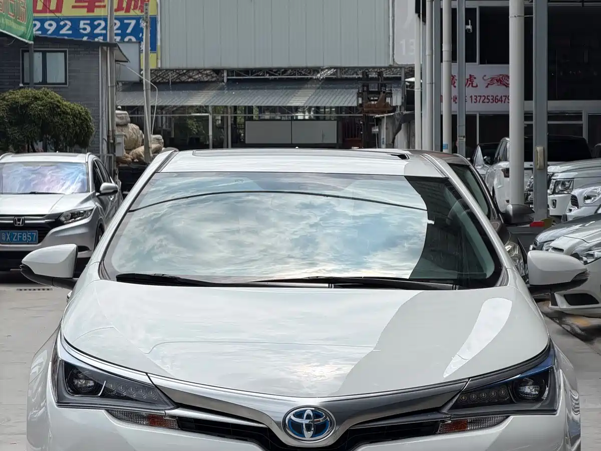 Toyota Corolla 2018 Hybrid 1.8L E-CVT Smart Edition фото 3