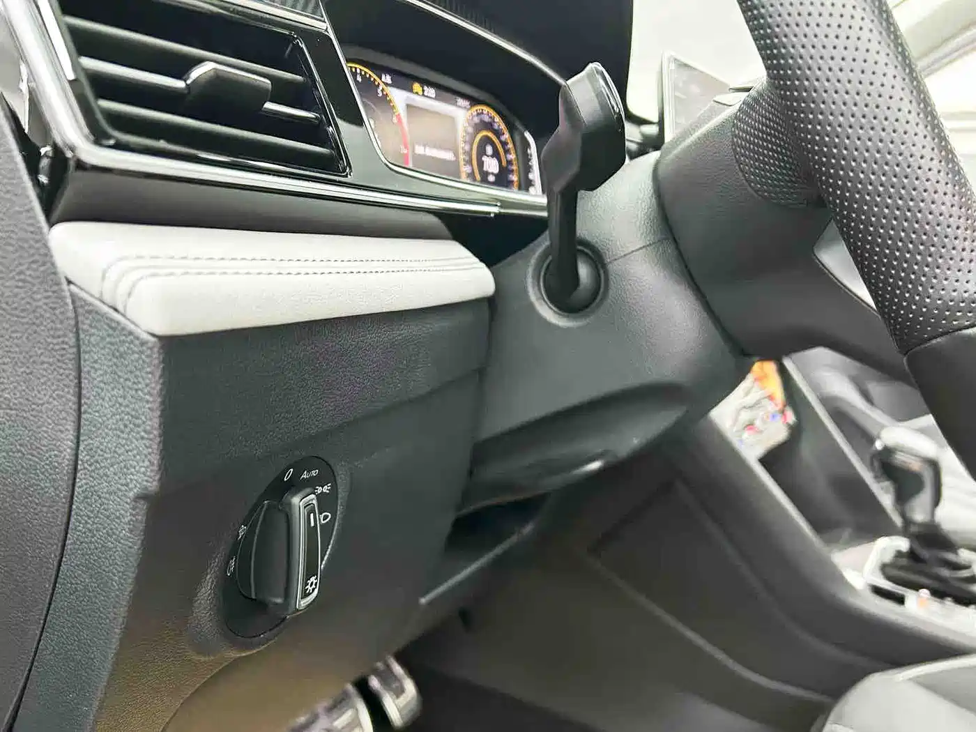 Volkswagen Tiguan L 2024 330TSI Automatic 2WD R-Line Premium Enjoyment Edition фото 11