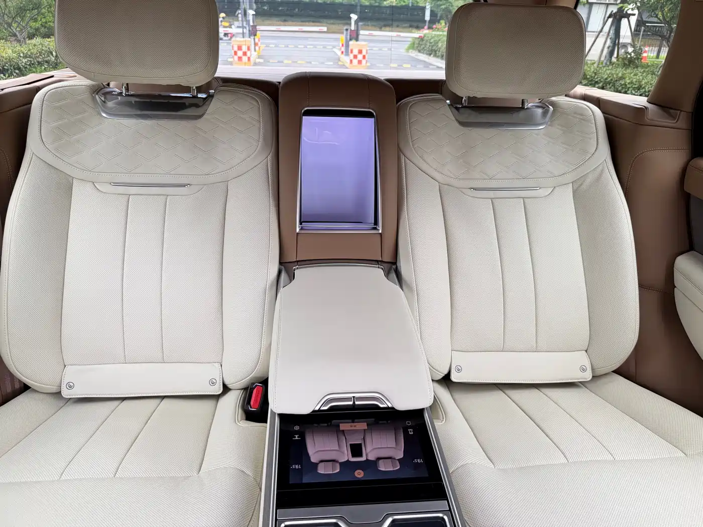 Land Rover Range Rover 2024 3.0 L6 400PS SV Prestige Genesis Extended 4-Seater фото 14