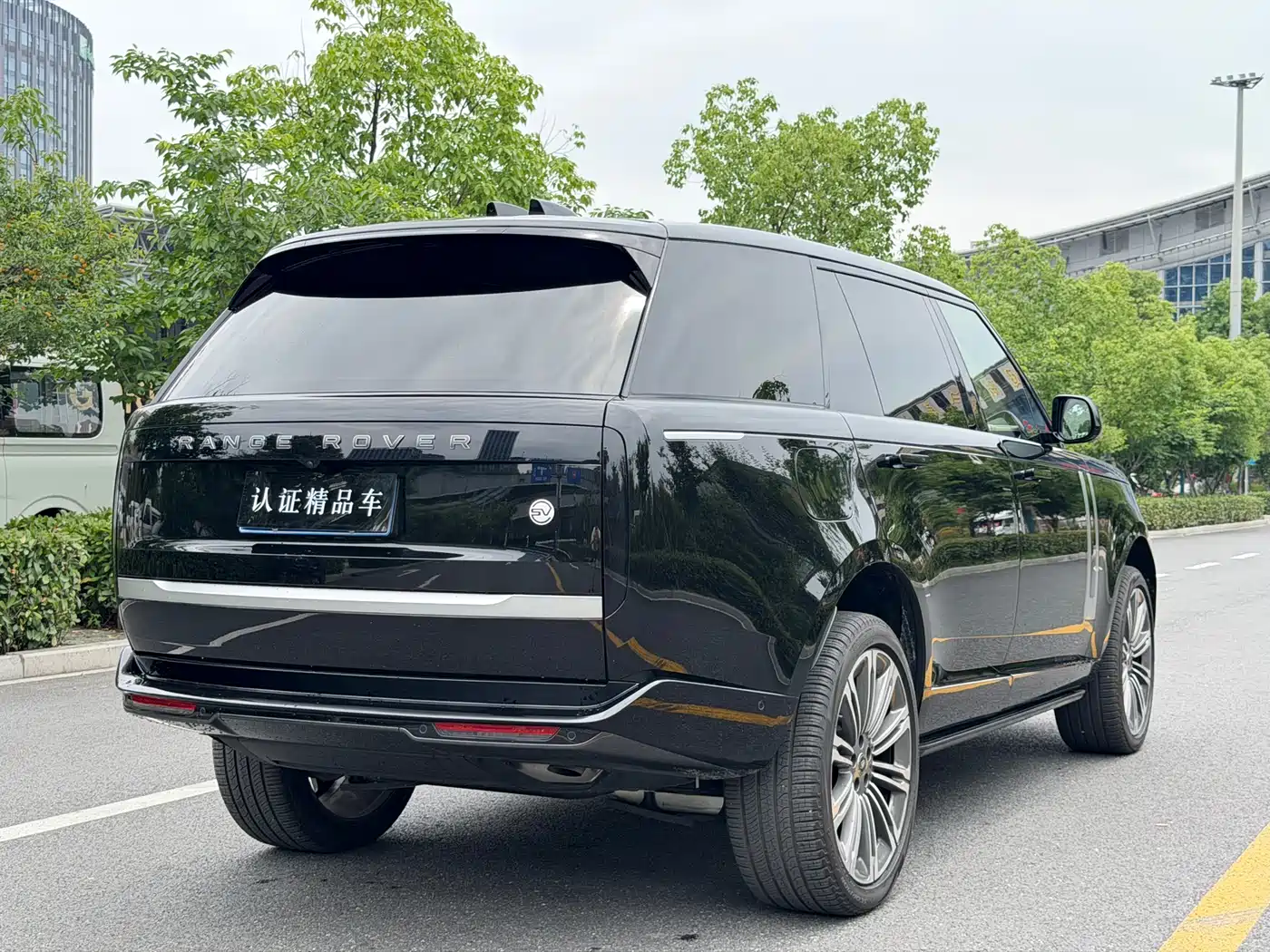 Land Rover Range Rover 2024 3.0 L6 400PS SV Prestige Genesis Extended 4-Seater фото 5