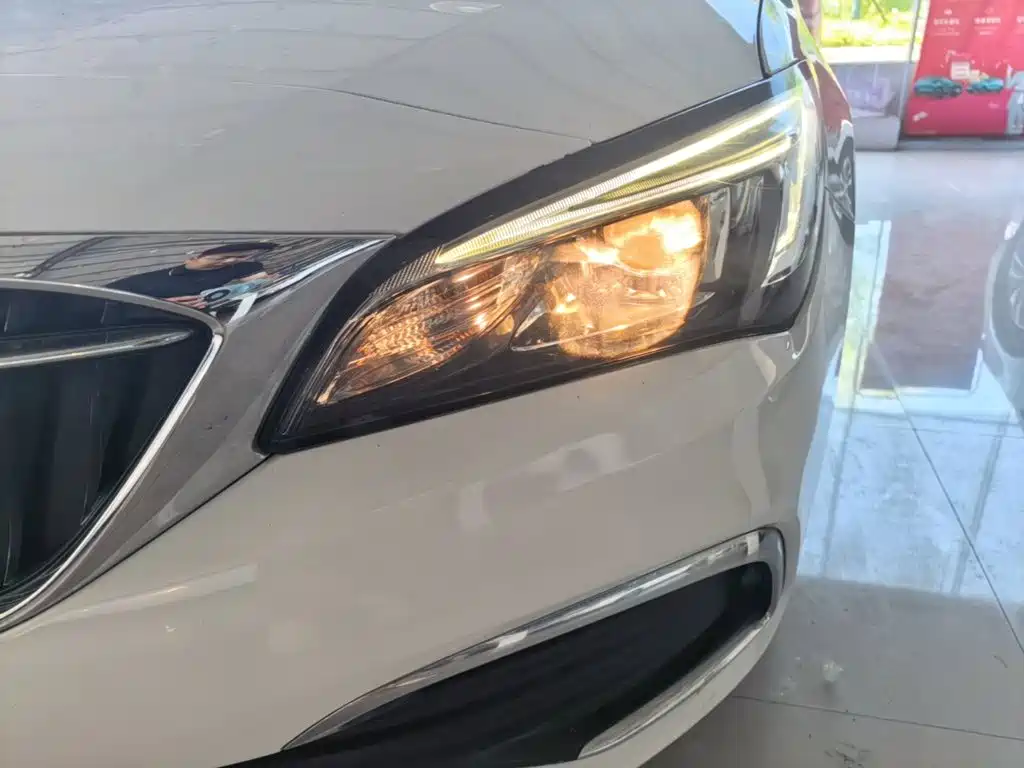Photo 18 - Buick Verano
