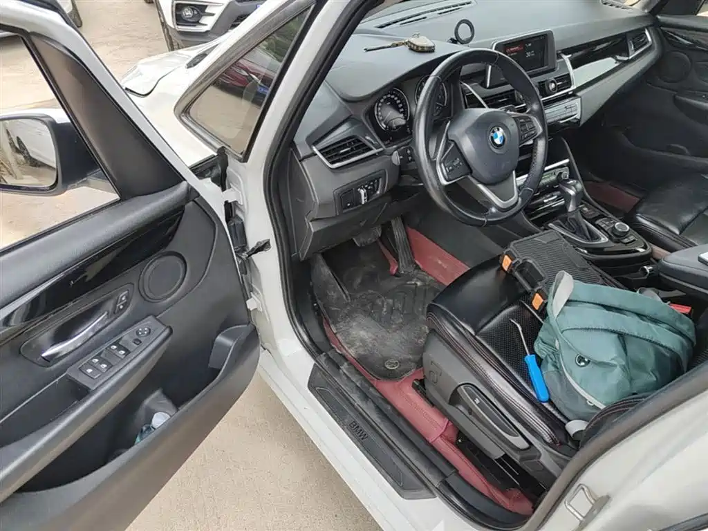 BMW 2 Series Touring 2018 218i Sport Line фото 16