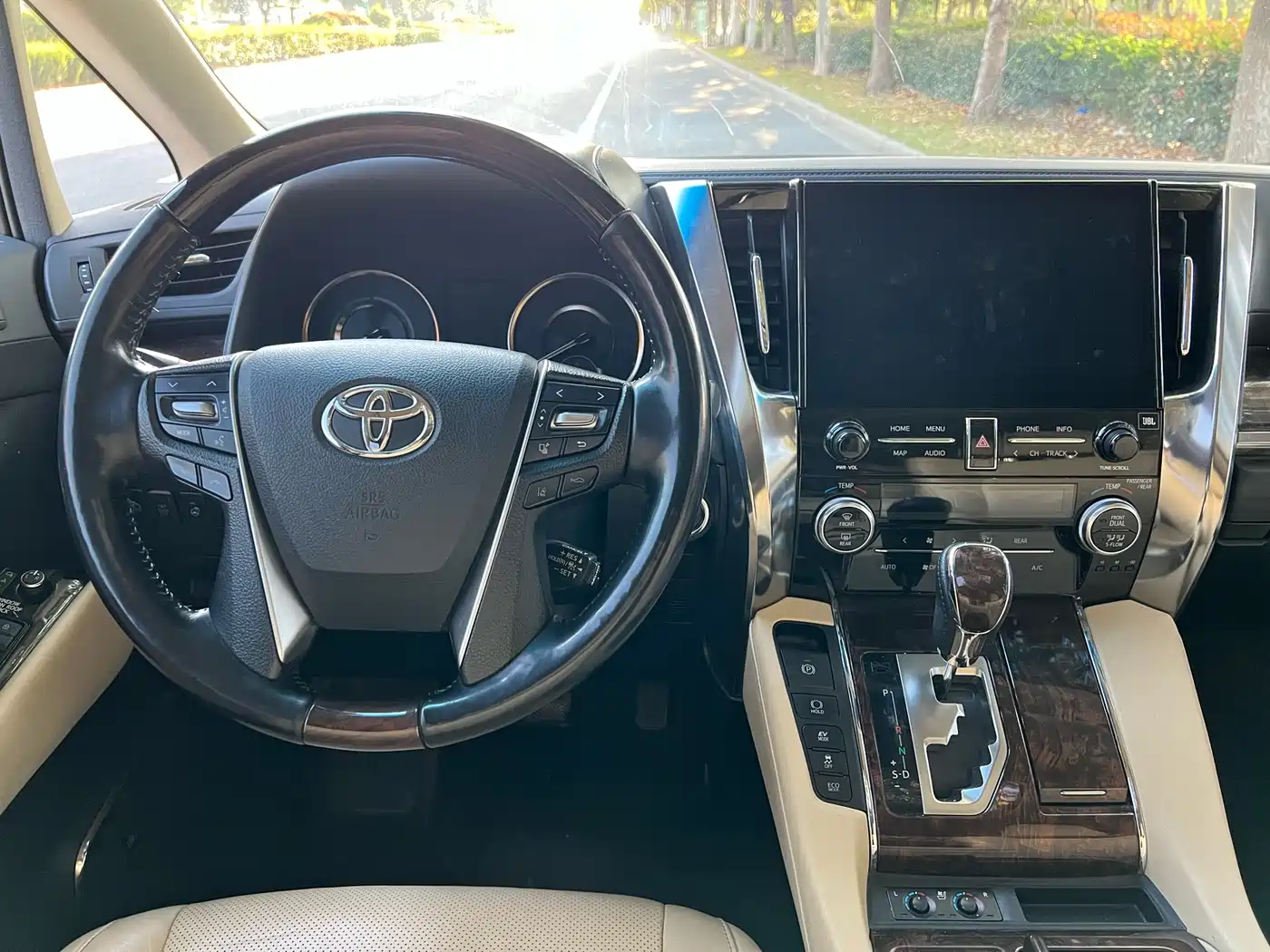 Toyota Alphard 2021 Hybrid 2.5L Luxury фото 14
