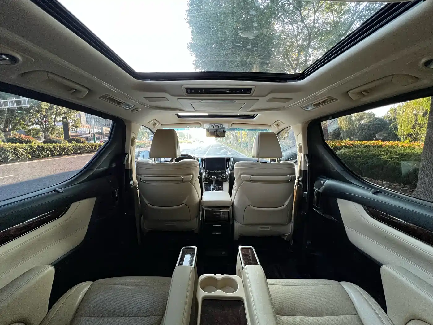 Toyota Alphard 2021 Hybrid 2.5L Luxury фото 16