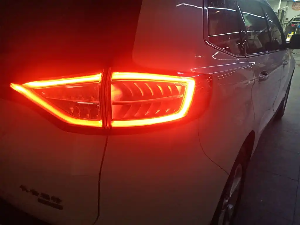 Фото 8 - Ford Edge