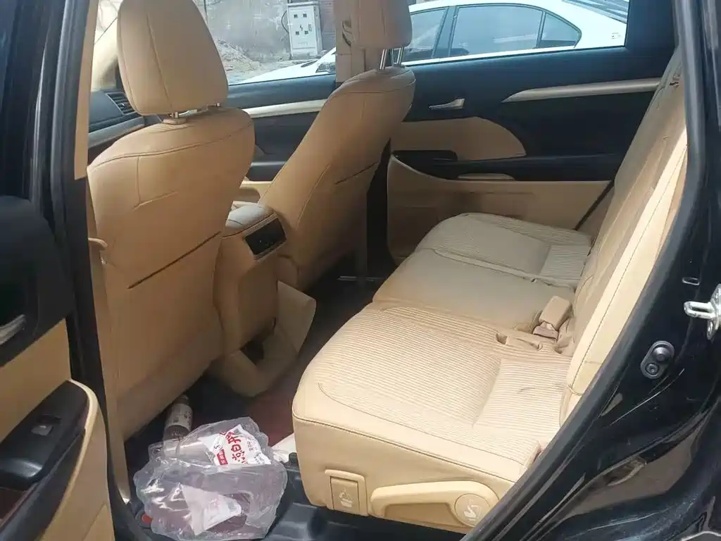 Фото 8 - Toyota Highlander