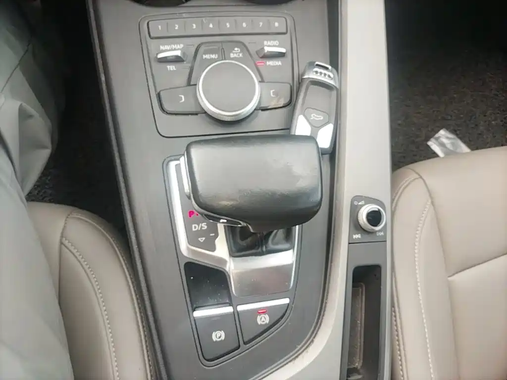 Фото 14 - Audi A4L