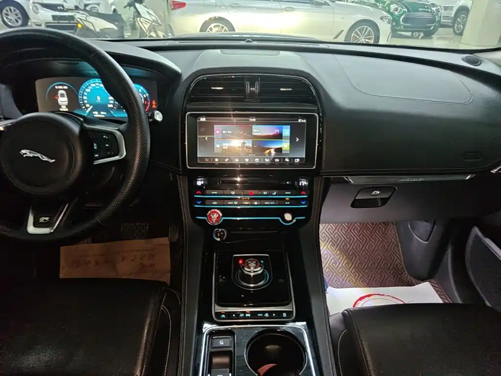 Jaguar F-PACE 2017 2016 2.0T FWD R-Sport Edition