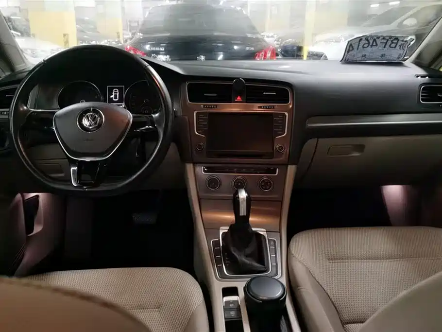 Volkswagen Golf 2014 1.6L Automatic Comfort фото 12