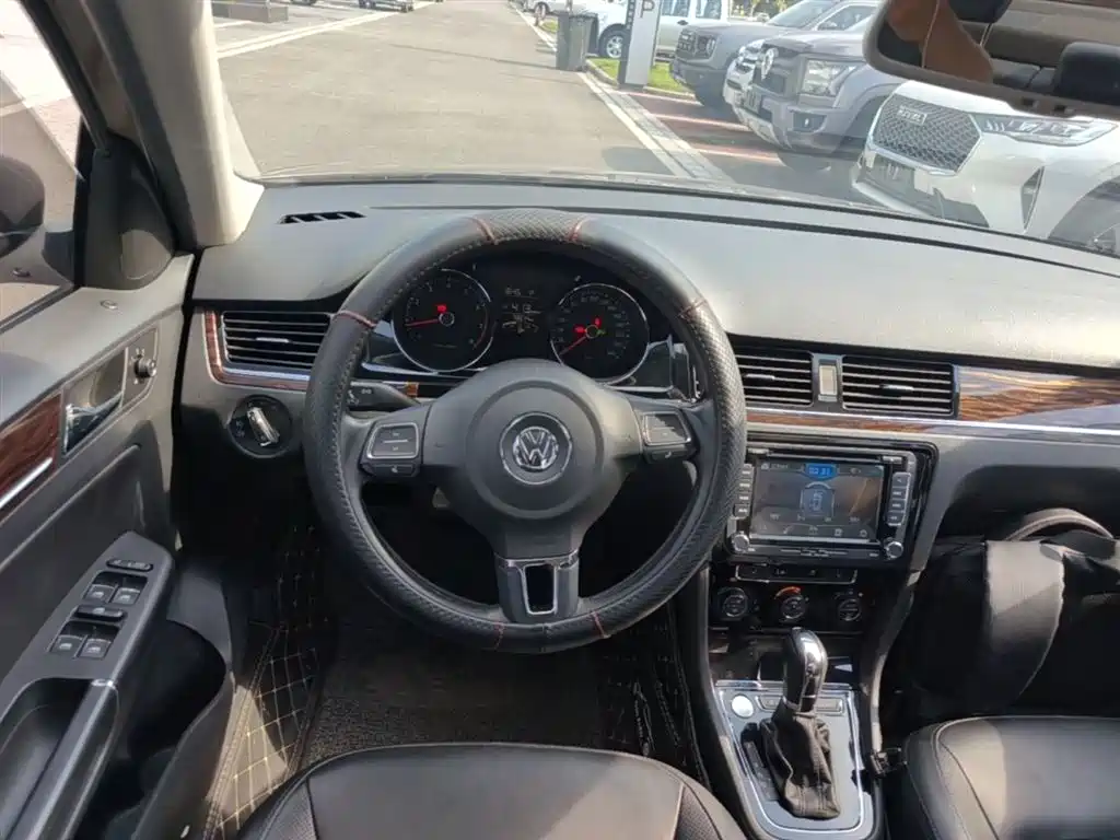 Volkswagen Bora 2014 1.6L Automatic Luxury Edition фото 11