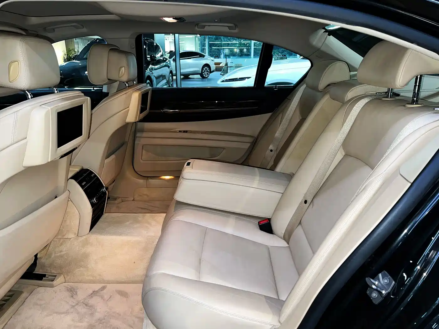 BMW 7 Series 2009 Model 740Li Leading Edition фото 12