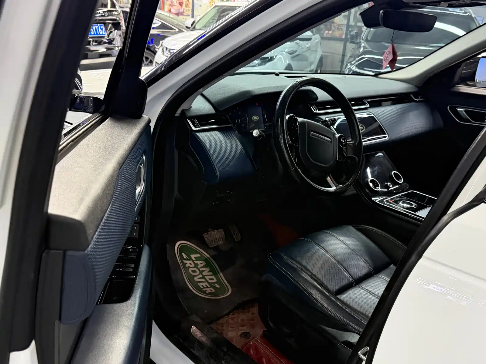 Фото 9 - Land Rover Range Rover Velar