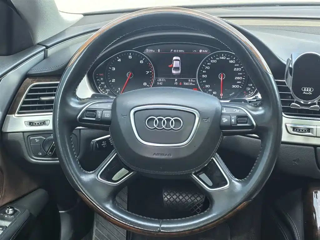 Photo 21 - Audi A8