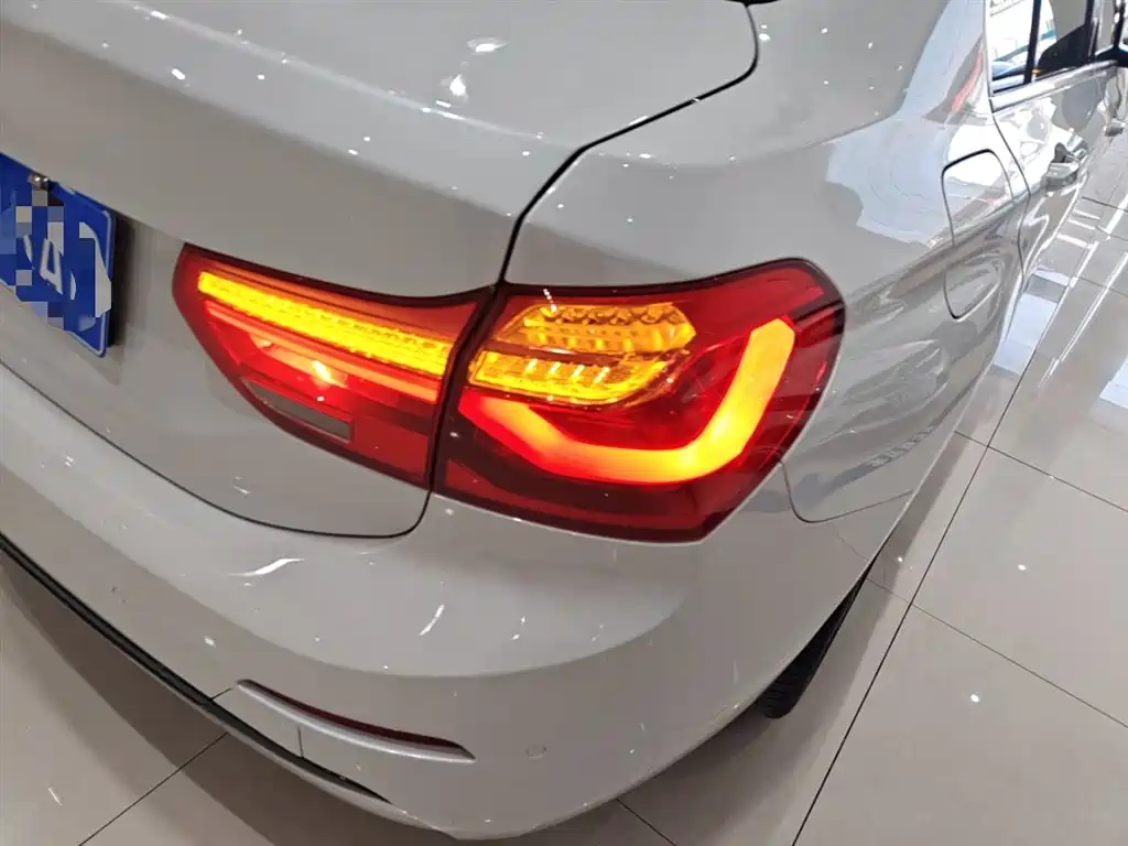 BMW 1 Series 2018 118i Sport Edition фото 8