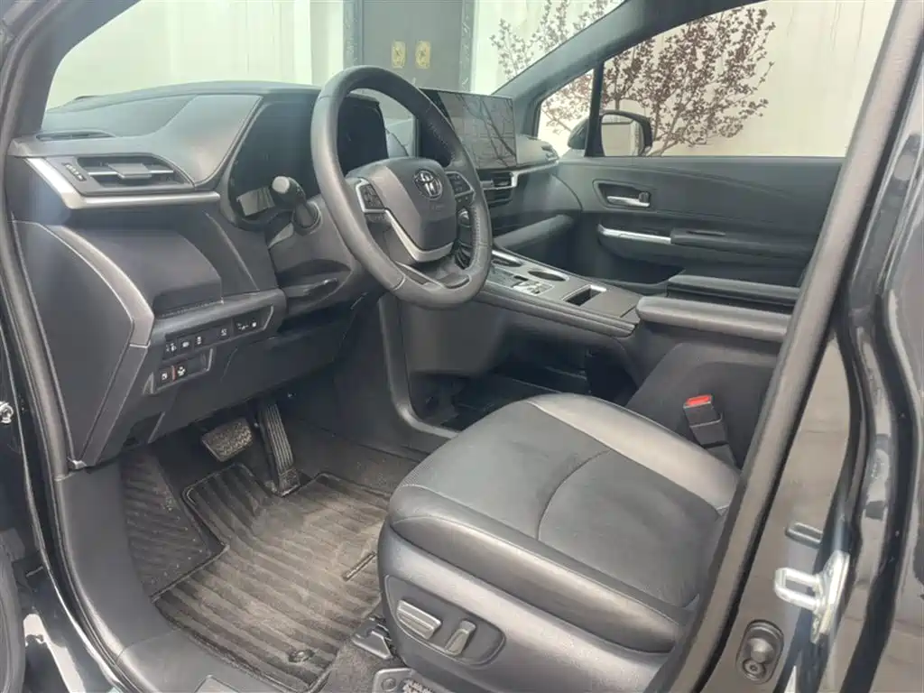 Toyota Granvia 2024 2.5L Hybrid Premium PLUS фото 15