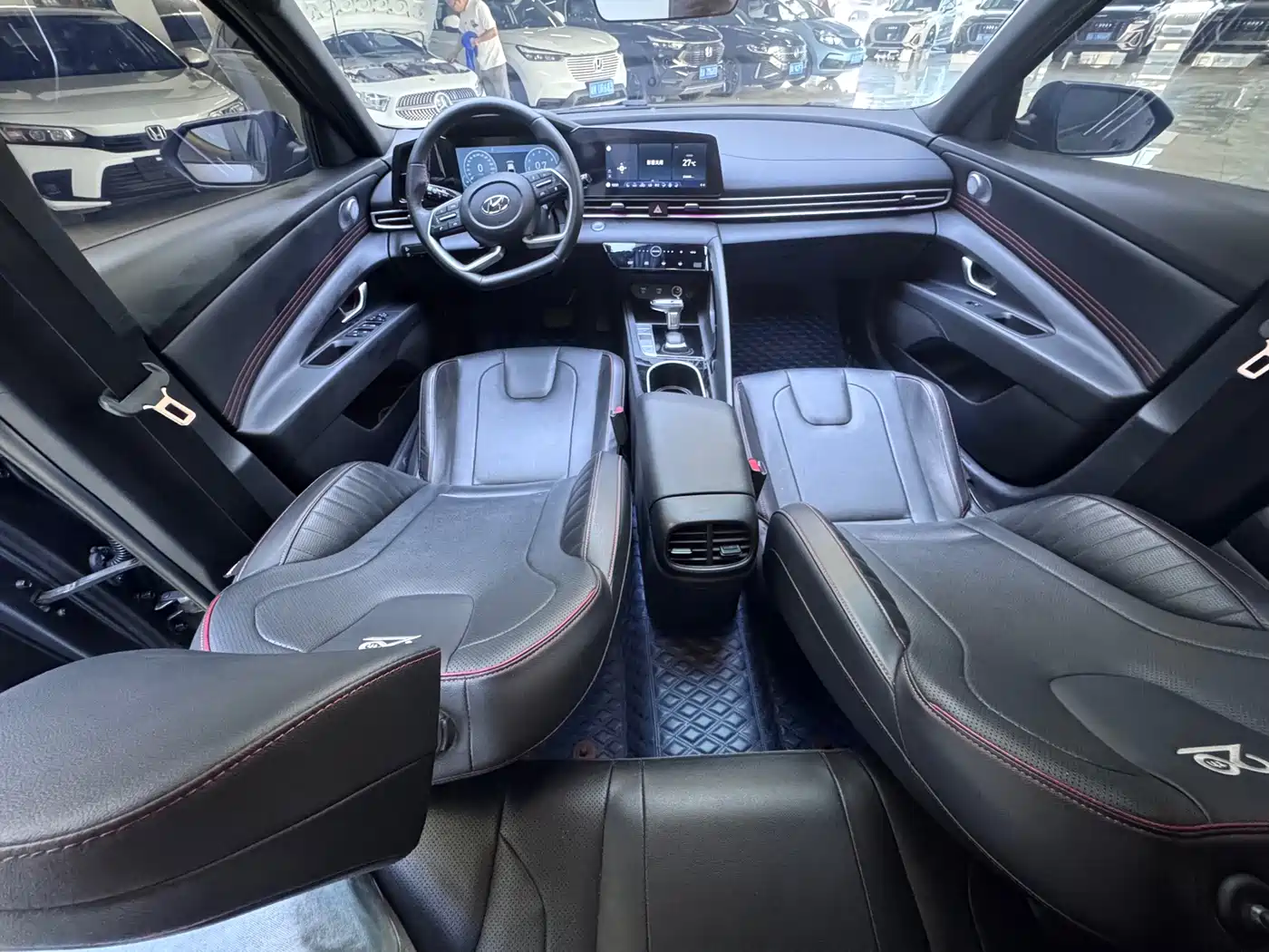 Hyundai Elantra 2022 1.5L CVT LUX Premium Edition фото 10