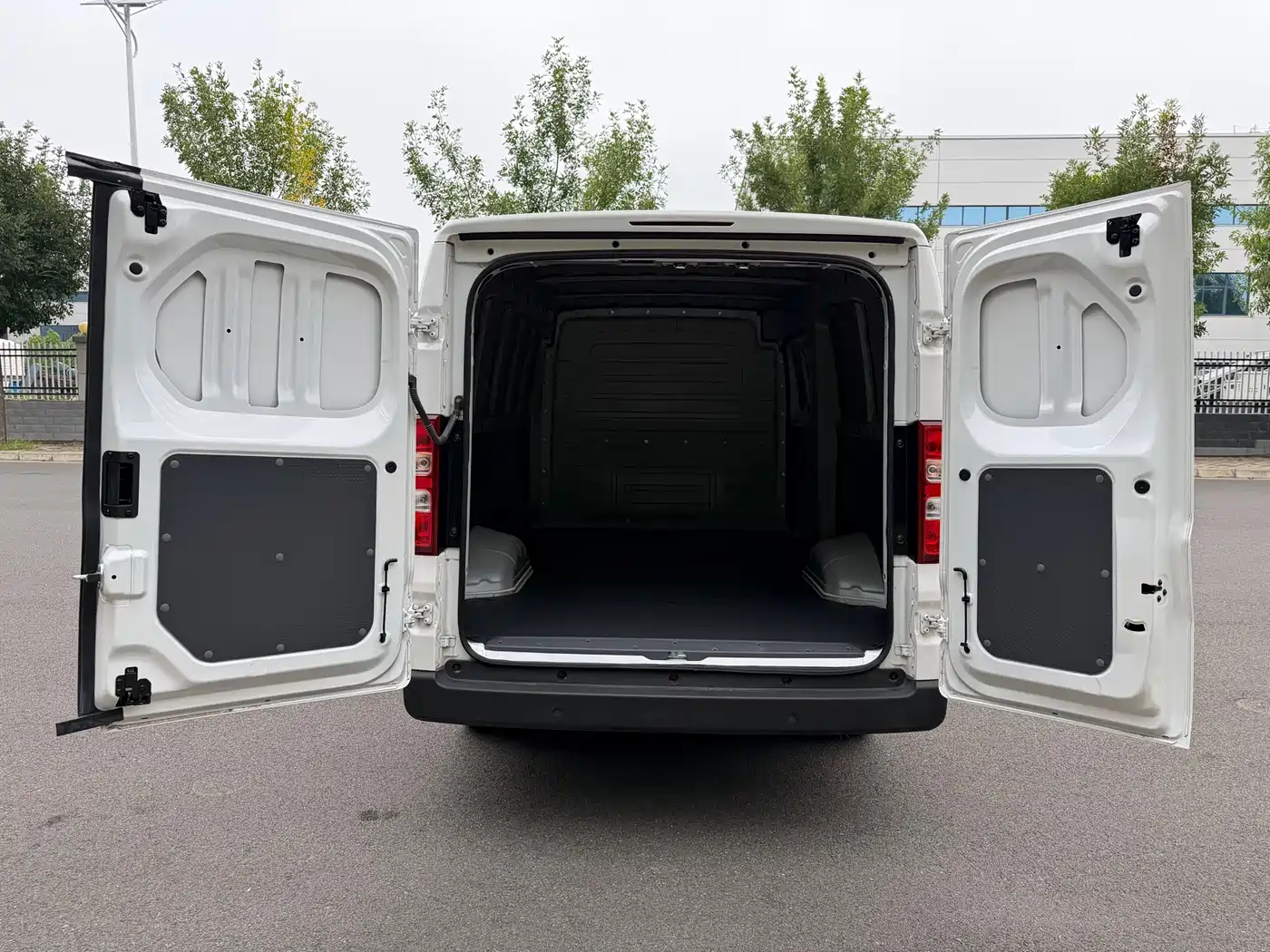 Wuling Motors Wuling Yangguang 2026 2024 300km Practical Enclosed Window Version 60kW
