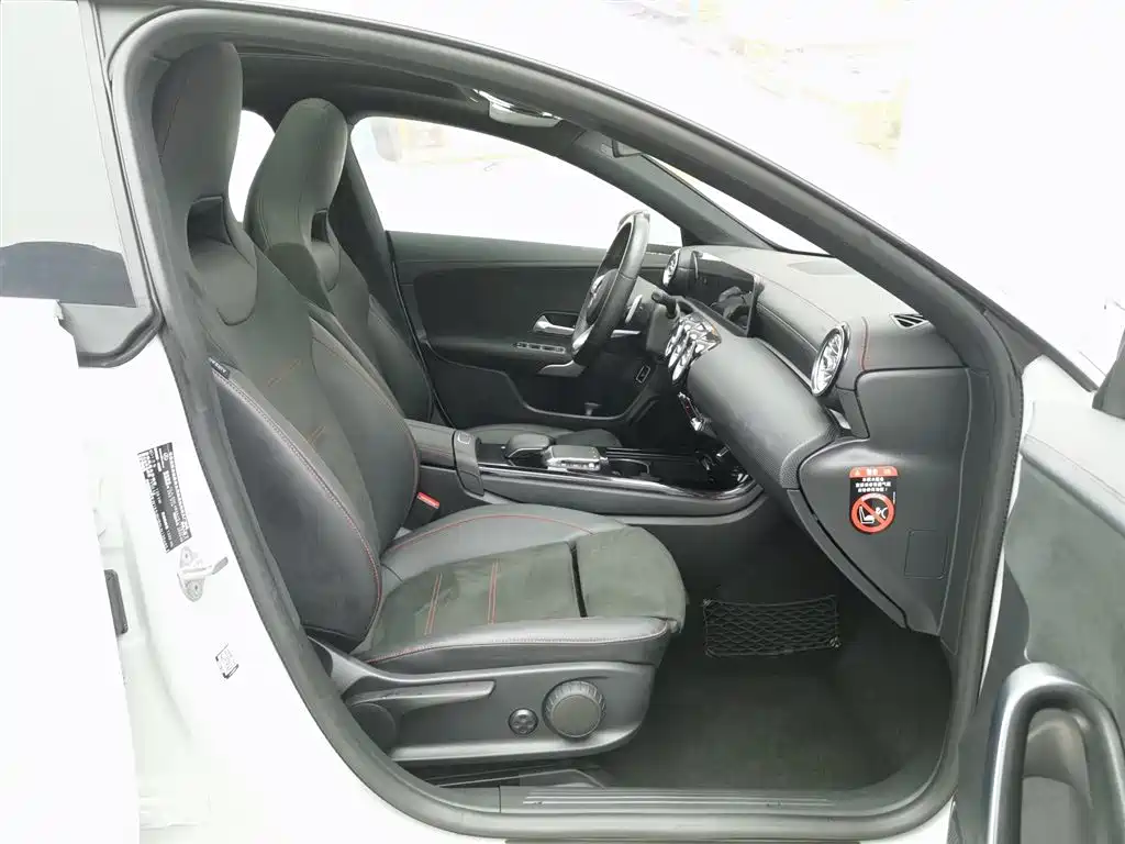 Mercedes-Benz CLA (Import) 2020 CLA 200 фото 23