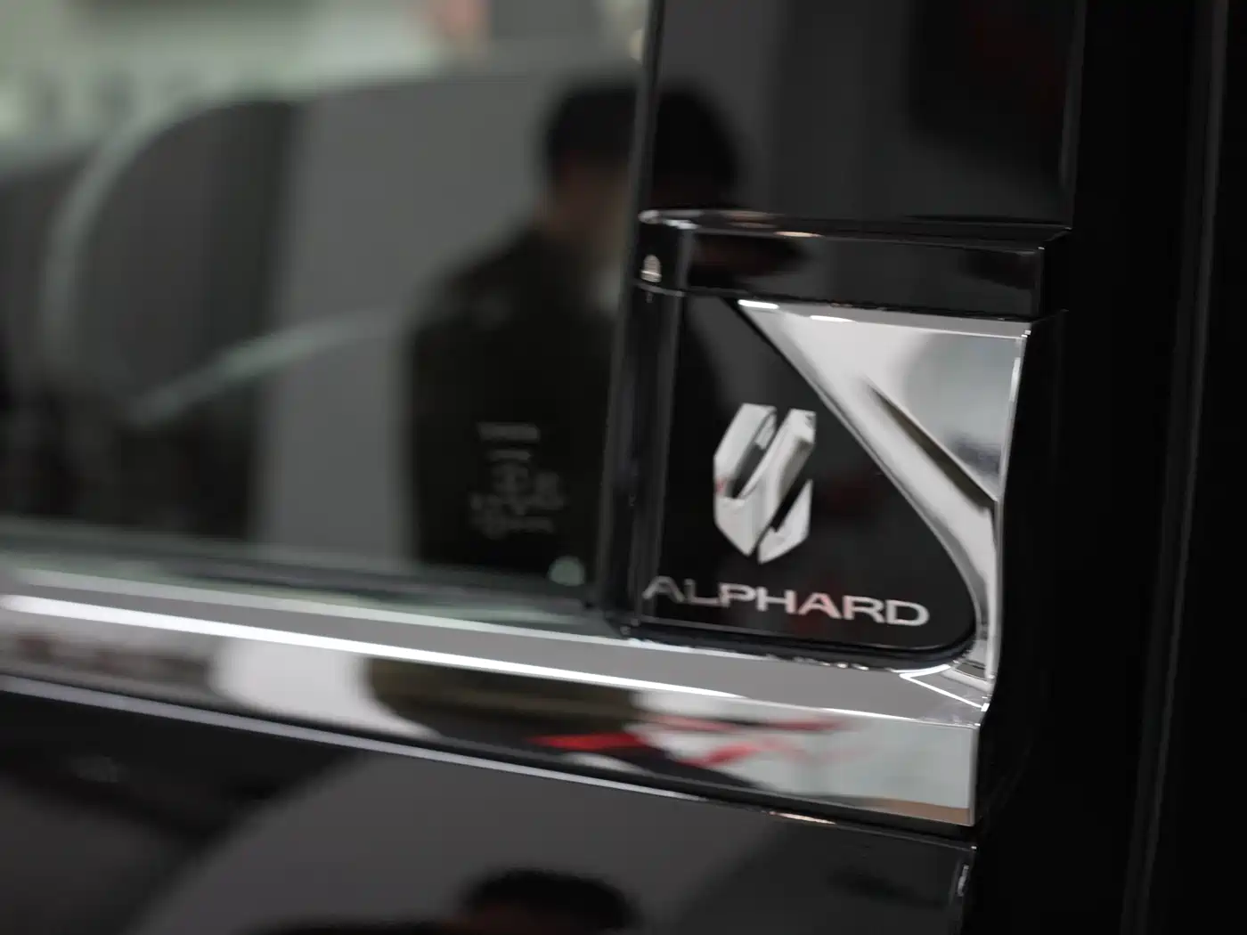 Toyota Alphard 2024 Hybrid 2.5L Ultimate Enjoyment Edition фото 6