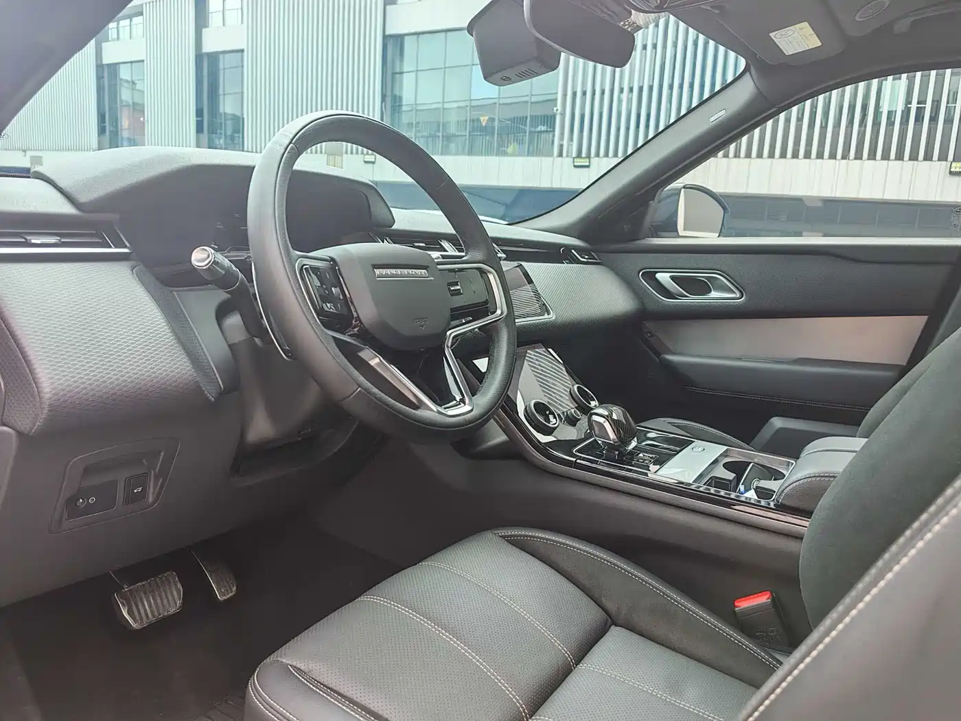Land Rover Range Rover Velar 2021 P250 Gloss Black Collector's Edition фото 11