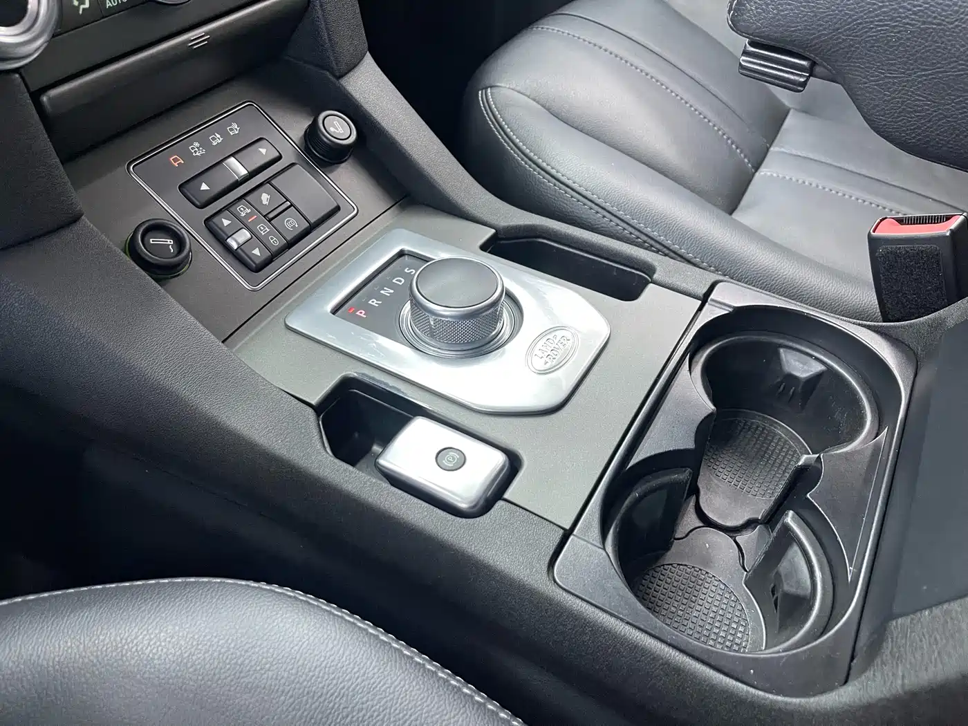 Land Rover Discovery 2016 3.0 SC Gloss Black Collector's Edition HSE фото 12