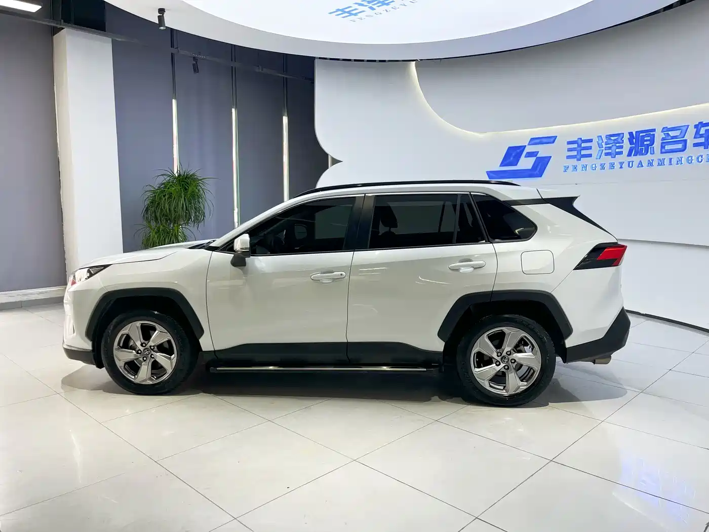 Toyota RAV4 Rongfang 2022 2.0L CVT 2WD Trend Plus Edition фото 4