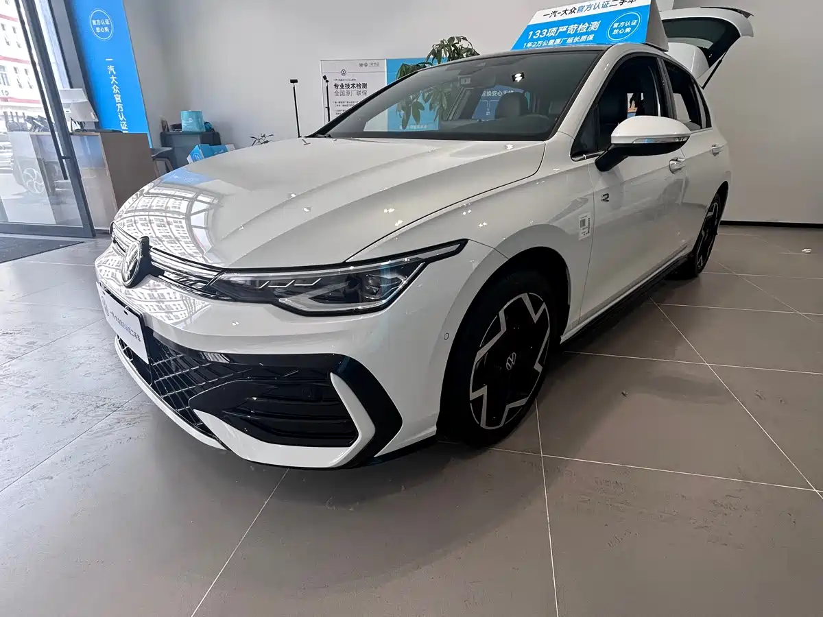 Volkswagen Golf 2025 300TSI R-Line