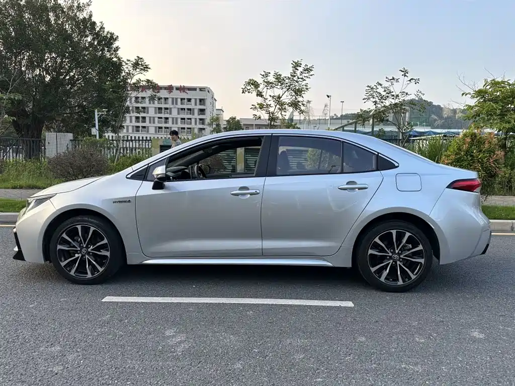 Toyota Levin 2021 Dual Engine 1.8H E-CVT Sport фото 6