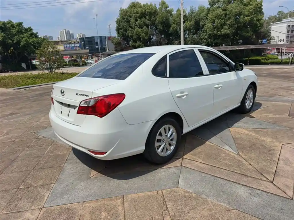 Hyundai Elantra 2016 1.6L Manual Family Joy Sunroof Edition фото 7