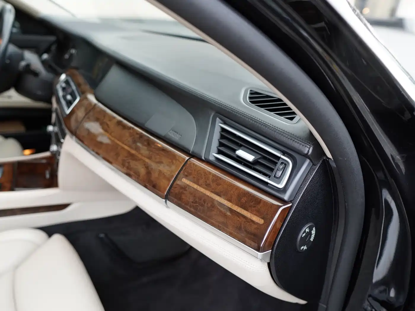 BMW 7 Series 2010 760Li фото 23