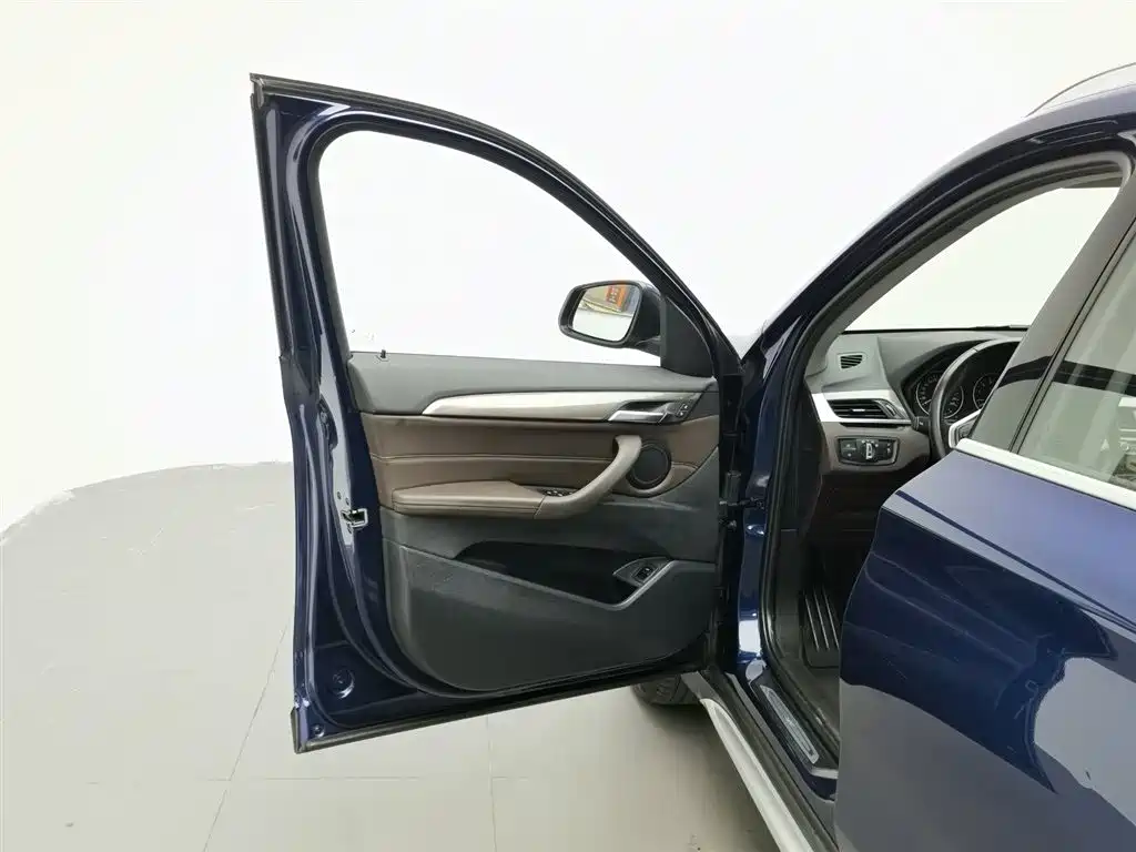BMW X1 2018 sDrive18Li Premium Model фото 8