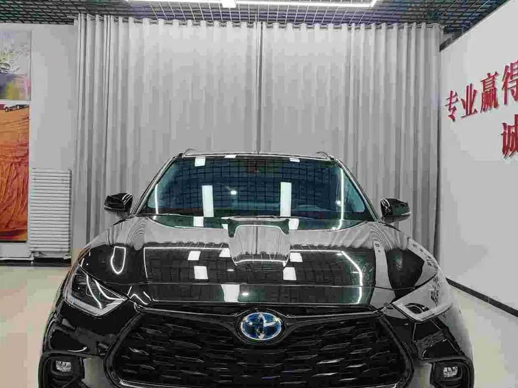 Photo 2 - Toyota Highlander