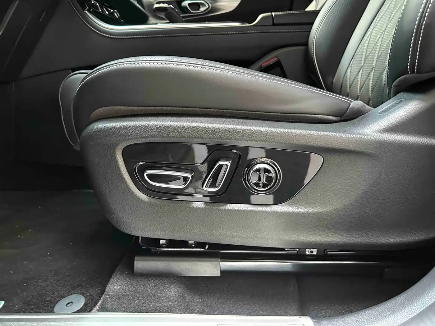 GAC Trumpchi Trumpchi GS8 2025 2025 Pilot Series 2.0TGDI 2WD Luxury Edition 5-seater