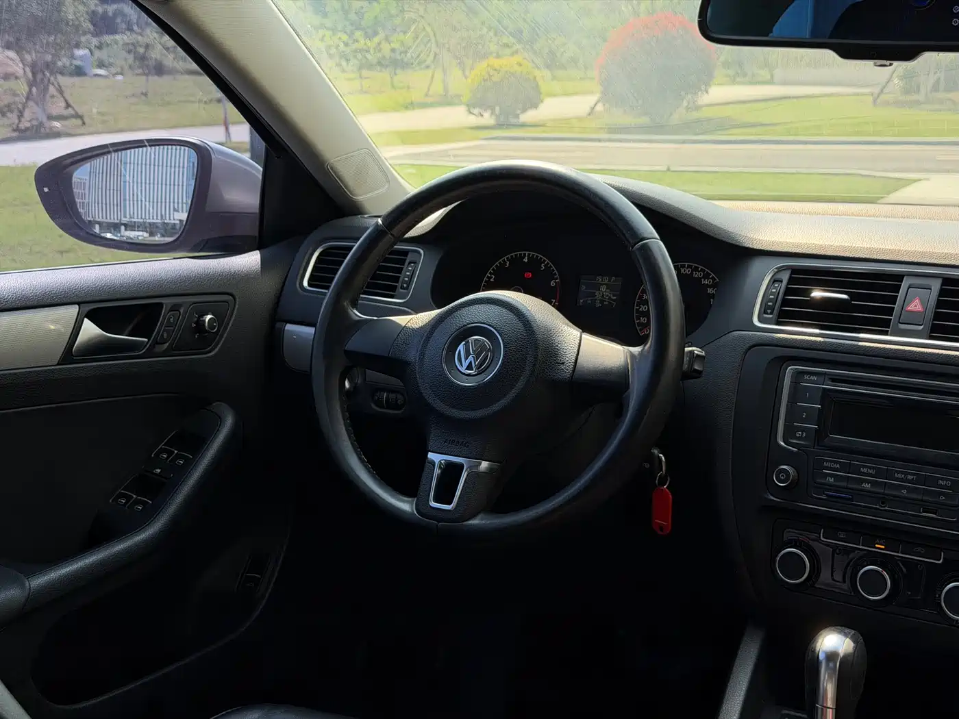 Volkswagen Sagitar 2015 1.6L Automatic Comfort фото 18