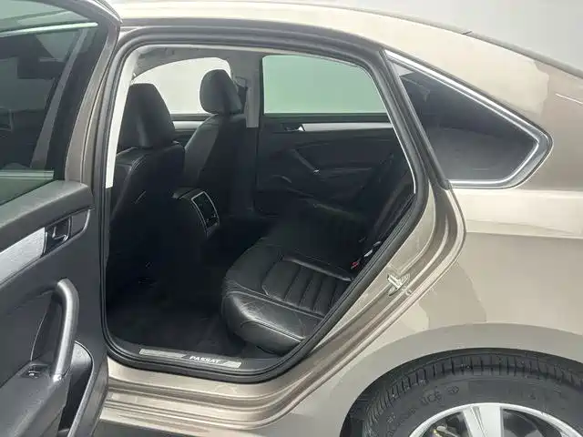 Volkswagen Passat 2015 1.8TSI DSG Prestige Edition фото 12